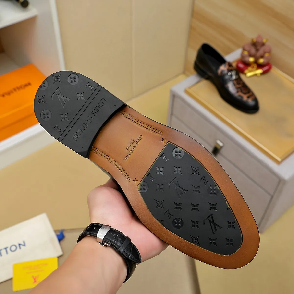 Men's shoes 💰 460 💰 Louis Vuitton LV ® 🆕 model 🔛Full shoe counter, first layer cowhide, 🐂leather lined casual shoes for men, super soft outsole, essential for driving. Counter synchronization, original first layer cowhide, completely 1:1 mold customization🌹top version, color optional! Number: 39-44 (customized at 38.45)